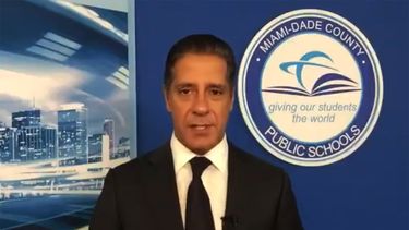 El superintendente de las escuelas públicas de Miami-Dade, Alberto Carvalho, habla durante la conferencia.