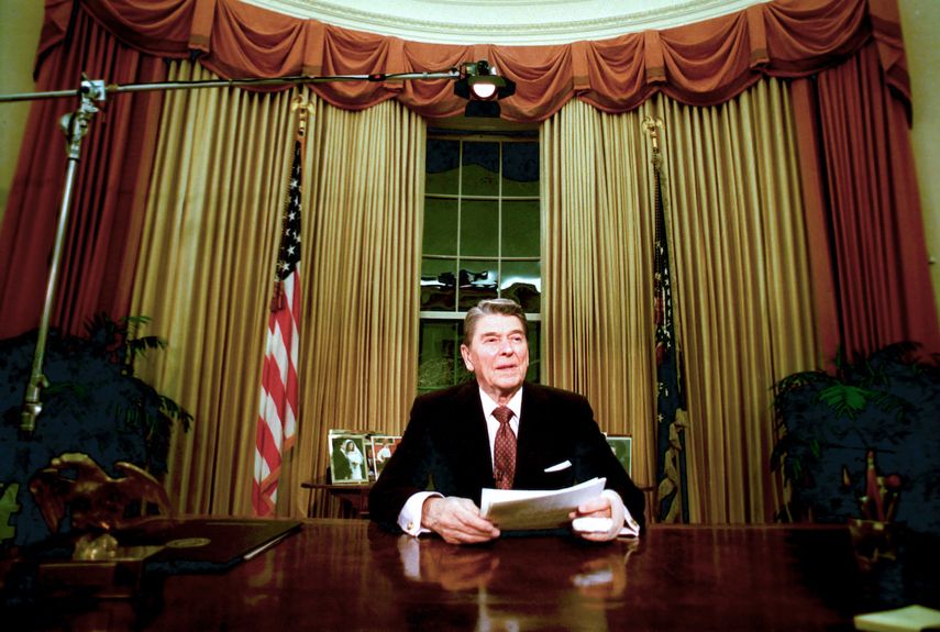 En esta foto de archivo, el presidente Ronald Reagan aparece en la Oficina Oval después de pronunciar su discurso de despedida de la nación en la Casa Blanca en Washington, el miércoles 11 de enero de 1989. &nbsp;
