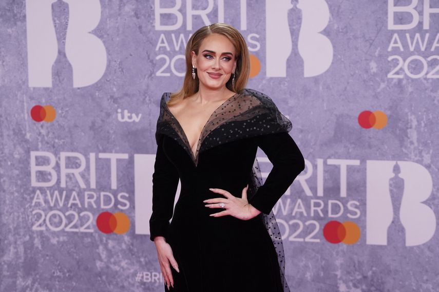 La cantante británica Adele Laurie Blue Adkins, también conocida como Adele, posa en la alfombra roja a su llegada a los BRIT Awards 2022 en Londres el 8 de febrero de 2022.