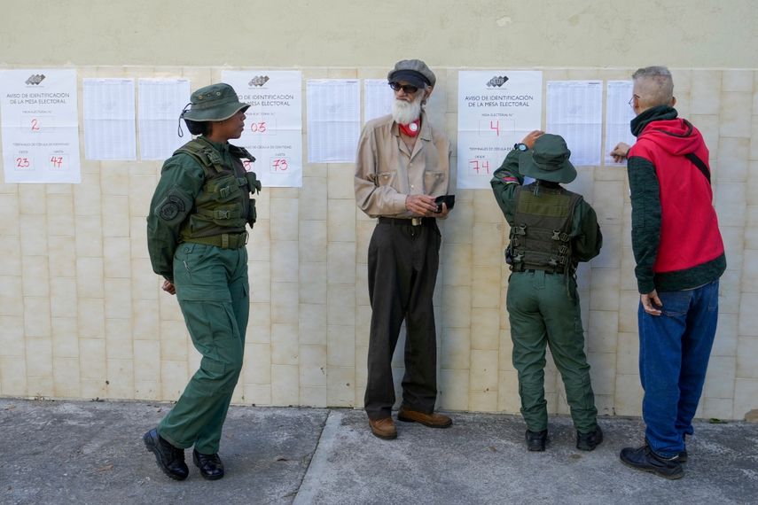 Fuerzas de seguridad custodian un centro de votación después del cierre de las urnas para las elecciones presidenciales en Caracas, Venezuela, el domingo 28 de julio de 2024.