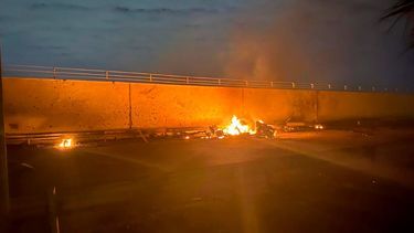 En esta imagen, distribuida por la oficina de prensa del primer ministro de Irak, se muestra un veh&iacute;culo en llamas en el aeropuerto internacional de Bagdad tras un ataque a&eacute;reo, en Bagdad, el 3 de enero de 2020.