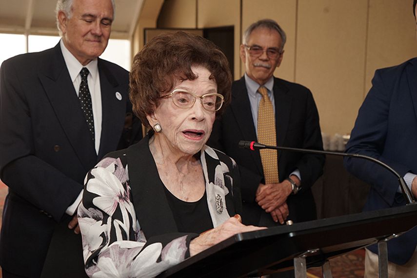 Leonor Ferreira, quien cumplirá en mayo próximo 102 años, habla durante un homenaje que le rindió la organización Herencia Cultural Cubana en Miami. (EFE)