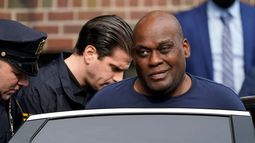 Policías conducen al sospechoso de los tiroteos en el metro de Nueva York, Frank R. James, de 62 años, a un vehículo, en Nueva York, el 13 de abril de 2022.&nbsp;