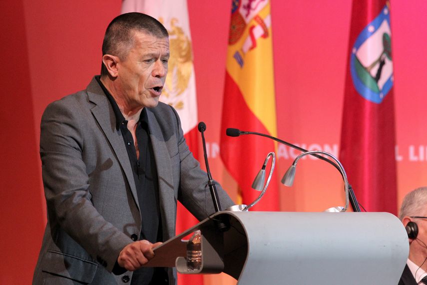 El escritor francés&nbsp;Emmanuel&nbsp;Carrère pronuncia un discurso tras recibir el premio FIL de Literatura en Lenguas Romances.&nbsp;