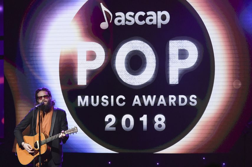 Josh Tillman actúa en la ceremonia de los Premios ASCAP a la Música Pop en Beverly Hills, California.