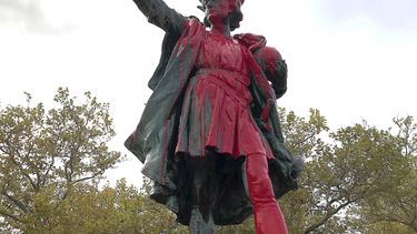 Pintura roja cubre la estatua de Cristobal Col&oacute;n el lunes, 14 de octubre del 2019, en Providence, Rhode Island, vandalizada en ocasi&oacute;n del d&iacute;a que lleva su nombre.&nbsp;