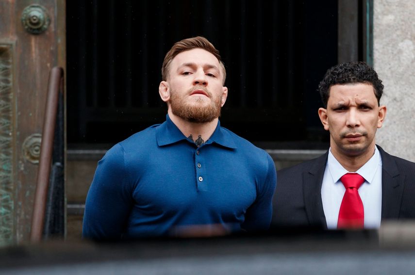 Foto de archivo fechada en abril de 2018 del luchador de artes marciales mixtas, el irlandés Conor McGregor (izq.), al salir de una comisaría luego de ser arrestado en Nueva York tras su participación en un incidente violento.