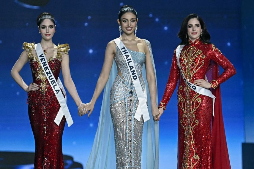 Miss México, Fátima Bosch (der.), Miss Tailandia, Praveenar Singh (centro), y Miss Venezuela, Stephany Adriana Abasali Nasser (izq.), esperan el anuncio de las dos finalistas en el certamen de Miss Universo 2025, celebrado en Nonthaburi, al norte de Bangkok, el 21 de noviembre de 2025.