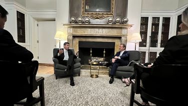 Santiago Peña, presidente de Paraguay (izq.), responde a una pregunta de Carlos Díaz-Rosillo, del Adam Smith Center for Economic Freedom, en un evento en Nueva York.