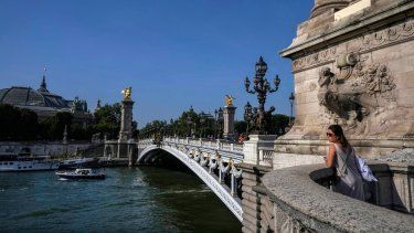 Una mujer descansa en el puente Alexandre III sobre el Río Sena de París, el jueves 1 de junio de 2023.&nbsp;