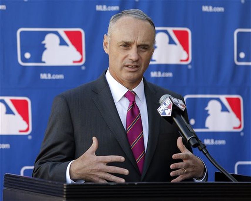 Manfred sabe que Cuba puede ser una fuente de talento para MLB. (AP)