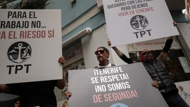 Los estibadores portan pancartas con el lema Trabajadores del puerto de Tenerife - TPT (Trabajadores del Puerto de Tenerife) - Respeten Tenerife - no somos de segunda clase en protesta por la llegada de un crucero afectado por el hantavirus a Santa Cruz de Tenerife el 8 de mayo de 2026.