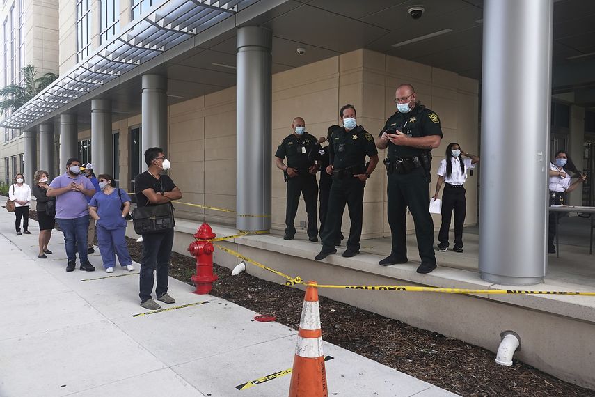 Agentes de polic&iacute;a en Fort Lauderdale brindan informaci&oacute;n a personas en la entrada de la corte estatal. &nbsp; &nbsp; &nbsp;