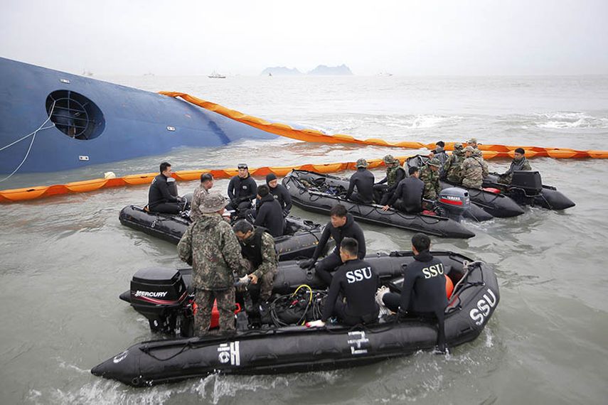 Equipos de rescate se preparan para iniciar la búsqueda de pasajeros de un transbordador hundido frente la costa de Corea del Sur, al sur de Seúl, el jueves 17 de abril de 2014. (AP)