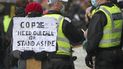 Una activista por el clima sostiene un cartel junto a policías cerca de la sede de la Conferencia de Naciones Unidas sobre Cambio Climático, o COP26, en Glasgow, Escocia, el 12 de noviembre de 2021. Una activista por el clima sostiene un cartel junto a policías cerca de la sede de la Conferencia de Naciones Unidas sobre Cambio Climático, o COP26, en Glasgow, Escocia, el 12 de noviembre de 2021.