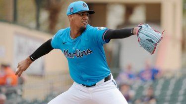 Eury Pérez de los Marlins de Miami lanza contra los Mets de Nueva York en un juego de pretemporada, el 2 de marzo de 2024, en Júpiter, Florida.