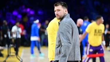 El jugador de los Lakers de Los Ángeles, Luka Doncic, previo a un juego contra los Mavericks de Dallas en la NBA, el 12 de febrero de 2026.