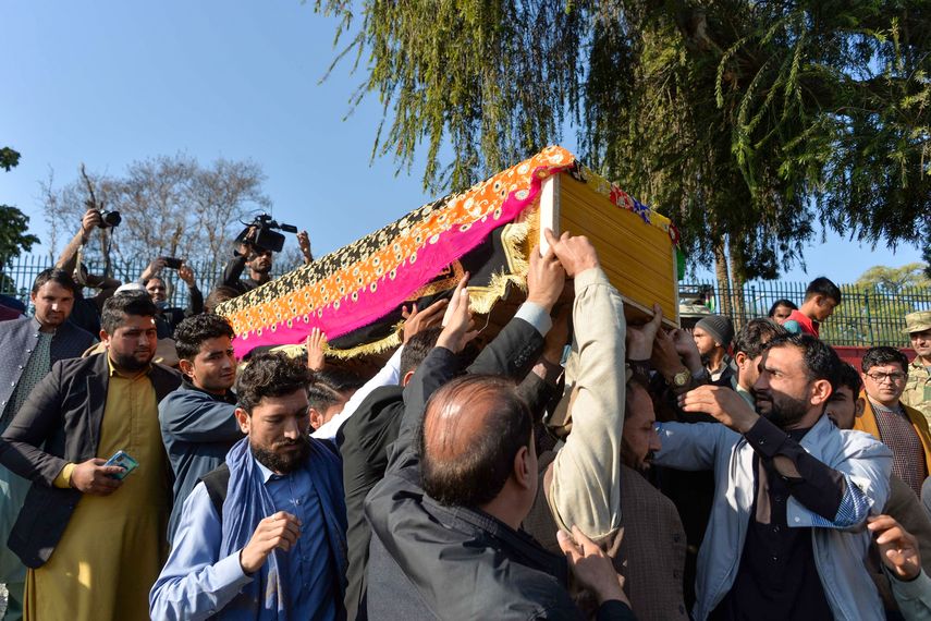 Los dolientes llevan el ataúd de la periodista Malalai Maiwand, quien fue asesinada a tiros por hombres armados en Jalalabad el 10 de diciembre de 2020.&nbsp;