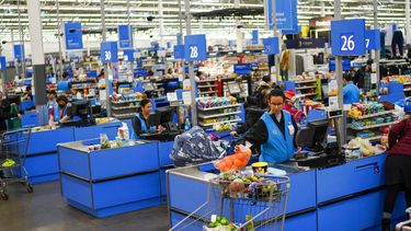 Imagen de las cajas de pago en un mercado Walmart.