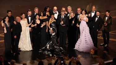 El cineasta estadounidense Paul Thomas Anderson y la productora estadounidense Sara Murphy reciben el premio a la Mejor Película por One Battle After Another junto con el elenco y el equipo en el escenario durante la 98ª edición de los Premios de la Academia en el Dolby Theatre en Hollywood, California, el 15 de marzo de 2026.