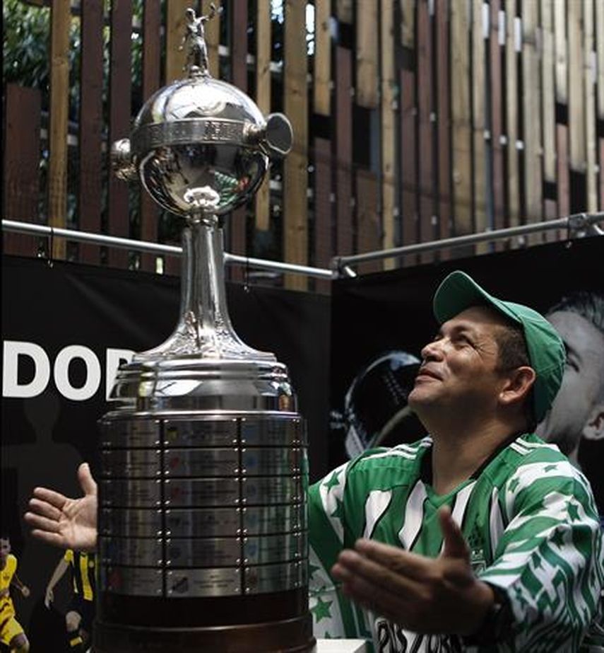 Miles de personas en Medellín han podido disfrutar del trofeo que representa al torneo más importante de clubes de América. (EFE)