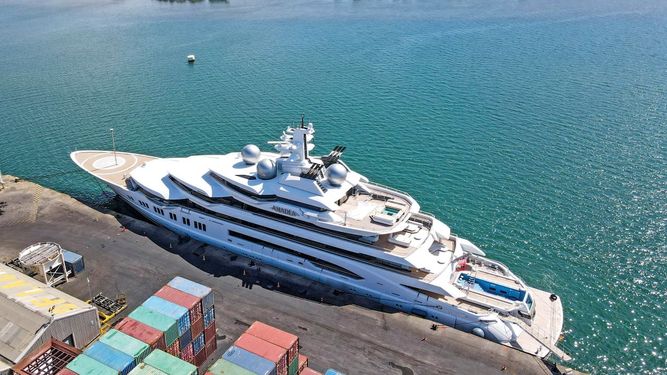 El superyate Amadea Tesá anclado en Lautoka, Fiji, el 15 de abril del 2022.&nbsp;