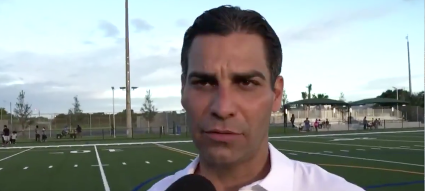 Alcalde Francis Suárez inaugura campo de fútbol en Liberty City.&nbsp;
