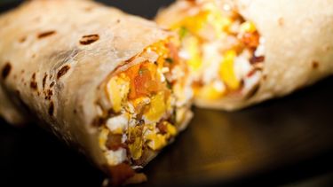 A diferencia de los otros burritos, que incluyen frijoles o arroz acompañados de carne de res o de pollo dentro de la tortilla enrollada, los burritos de desayuno llevan papas (o tofu) y huevos revueltos con jamón, tocino, chorizo o salchicha.