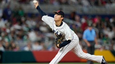 Yoshinobu Yamamoto, lanzador japonés, labora en el juego del Clásico Mundial de Béisbol ante México, el 20 de marzo de 2023, en Miami.