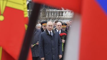 El presidente ruso Vladimir Putin, centro, asiste a una ceremonia en la Tumba del Soldado Desconocido cerca del Kremlin durante las celebraciones del Día de los Defensores de la Patria en Moscú, Rusia, el domingo 23 de febrero de 2020. 