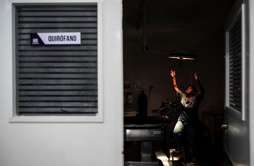 Una enfermera instrumentista apaga la lámpara en uno de los quirófanos de la Asociación Civil de Planificación Familiar (Plafam), donde se examina y atiende a mujeres y niñas en edad reproductiva, en Caracas, Venezuela.