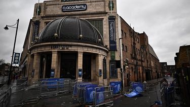 Una fotografía tomada el 19 de diciembre de 2022 muestra la sala de conciertos de la Academia O2 en Brixton, al sur de Londres, acordonada por la policía británica. Otra víctima murió en un concierto del cantante nigeriano Asake el 15 de diciembre.