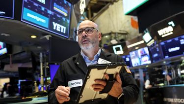 Un agente de la Bolsa de Nueva York observa en las pantallas los indicadores del día.