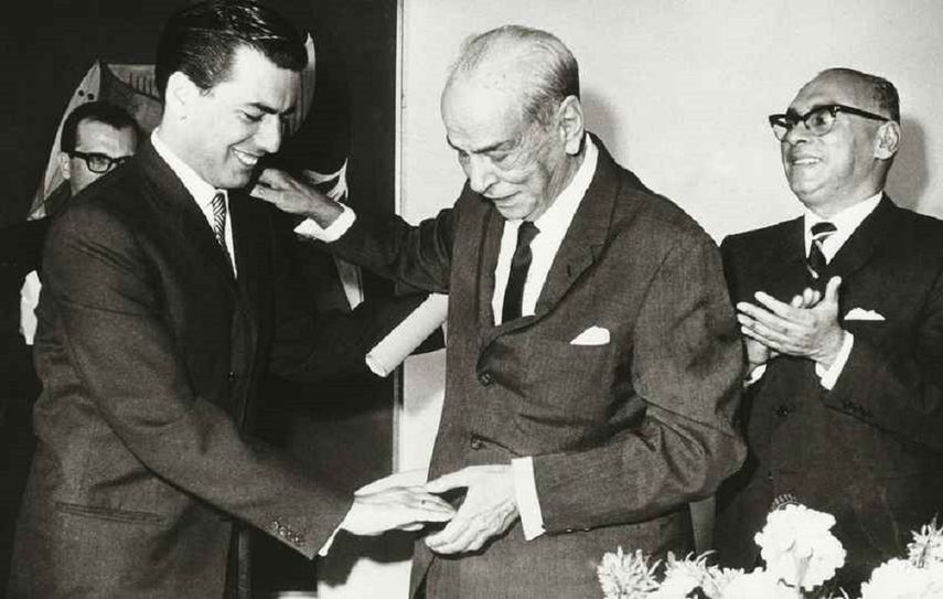 Mario Vargas Llosa saluda a Rómulo Gallegos durante la entrega de la primera edición del premio, en 1967.