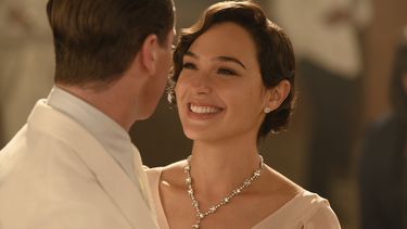 Gal Gadot, derecha, y Armie Hammer en una escena de Death on the Nile. La trama encabeza la taquilla norteamericana este fin de semana.