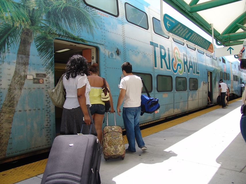 Pasajeros acceden a unos de los vagones del Tri Rail que conecta a la ciudad de West Palm Beach con el Aeropuerto Internacional de Miami.