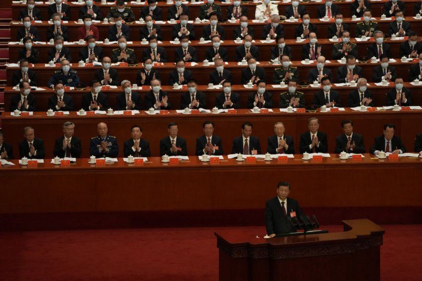 Los delegados aplauden al gobernante de China, Xi Jinping, en la ceremonia de apertura del 20mo Congreso Nacional del Partido Comunista chino, que gobierna el país, en el Gran Salón del Pueblo en Beijing, China, el domingo 16 de octubre de 2022. Archivo.