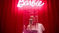 Una asistente de galería posa con la muñeca Barbie original de primera edición de 1959 durante la sesión fotográfica Barbie: The Exhibition en el Museo de Diseño de Londres el 1 de julio de 2024.