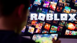 Un niño juega utiliza la plataforma de videojuegos Roblox. Un niño juega utiliza la plataforma de videojuegos Roblox.