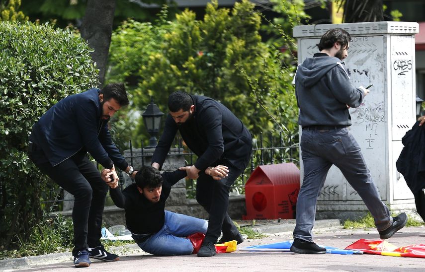 Policías arrestan a manifestantes en protesta de Estambul.&nbsp;