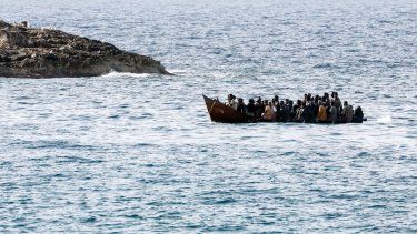 Un barco con inmigrantes llega a las costas de la isla de Lampedusa, en el sur de Italia, el 16 de septiembre de 2023. 
