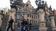 En esta foto de archivo tomada el 27 de noviembre de 2019, policías salen del Palacio Real Residenzschloss que alberga la histórica Bóveda Verde (Gruenes Gewoelbe) en Dresden, Berlín, el 27 de noviembre de 2019, después del robo.
