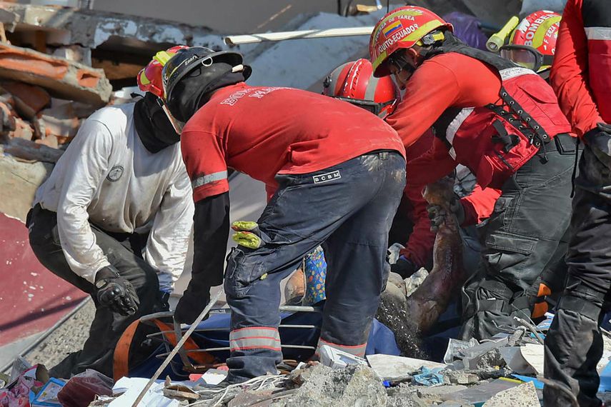 La Fuerza de Tarea Simón Bolívar se encuentra en Ecuador desde el día después de ocurrido el terremoto y ha colaborado con las labores de rescate y asistencia a los damnificados (lapatilla.com)