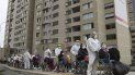 En esta imagen, tomada el 21 de septiembre de 2020, trabajadores llevan en silla de ruedas a un grupo de unos 80 pacientes con COVID-19 que, tras recibir el alta, abandonan la que fuera la villa de los deportistas durante los Juegos Paramericanos de Lima, que ahora se utiliza como hospital de campaña para atender a cientos de enfermos de coronavirus, en Lima, Perú. En esta imagen, tomada el 21 de septiembre de 2020, trabajadores llevan en silla de ruedas a un grupo de unos 80 pacientes con COVID-19 que, tras recibir el alta, abandonan la que fuera la villa de los deportistas durante los Juegos Paramericanos de Lima, que ahora se utiliza como hospital de campaña para atender a cientos de enfermos de coronavirus, en Lima, Perú.