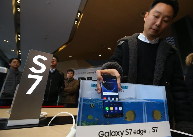 mientras tanto Atrevimiento Araña de tela en embudo Samsung lanza a la venta el Galaxy S7 en cincuenta países