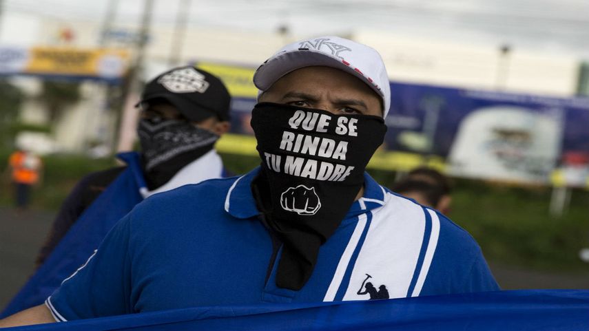 Un joven cubre su rostro con un pañuelo en donde se lee uno de los lemas de las protestas nicaragüenses