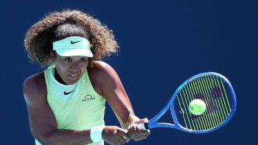 Naomi Osaka, de Japón, devuelve un tiro contra Yuliia Starodubtseva, de Ucrania, durante su partido del primer día del Abierto de Miami en el Hard Rock Stadium el 18 de marzo de 2025 en Miami Gardens, Florida.&nbsp;