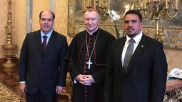 El presidente del Parlamento venezolano, Julio Borges, junto al&nbsp;&nbsp;secretario de Estado del Vaticano, Cardenal Pietro Parolin, y el jefe de la bancada opositora, Stalin González.