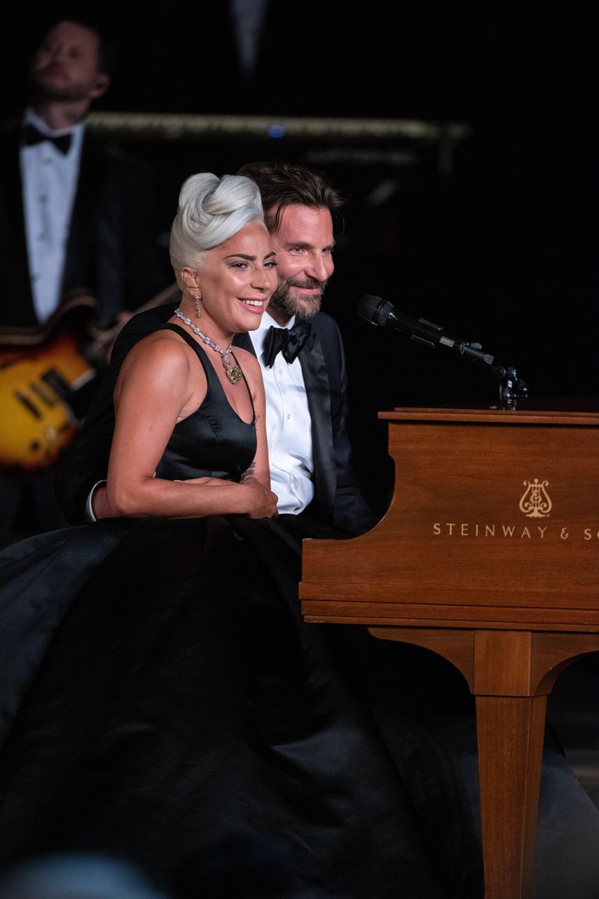 En uno de los momentos más especiales de la velada, los intérpretes de A Star is Born trasladaron a la gala de los Oscar la grandísima complicidad de la que ya hicieron gala en la película.