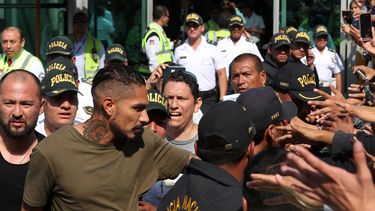 Los peruanos arremetieron en la red social contra el periodista luego de que su ídolo Paolo Guerrero fuese suspendido por 14 meses.